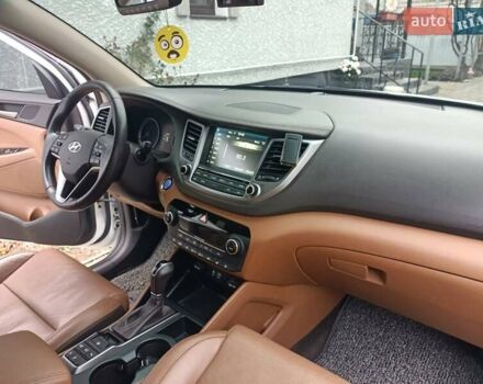 Белый Хендай Туксон, объемом двигателя 2 л и пробегом 158 тыс. км за 21000 $, фото 6 на Automoto.ua