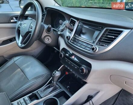 Білий Хендай Туксон, об'ємом двигуна 2 л та пробігом 185 тис. км за 13700 $, фото 16 на Automoto.ua