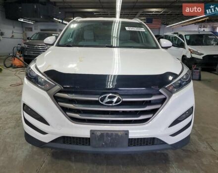 Белый Хендай Туксон, объемом двигателя 2 л и пробегом 102 тыс. км за 2900 $, фото 4 на Automoto.ua