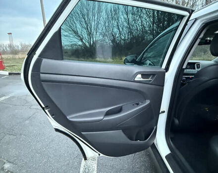 Белый Хендай Туксон, объемом двигателя 2 л и пробегом 152 тыс. км за 18500 $, фото 15 на Automoto.ua