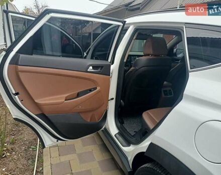 Белый Хендай Туксон, объемом двигателя 2 л и пробегом 158 тыс. км за 21000 $, фото 8 на Automoto.ua