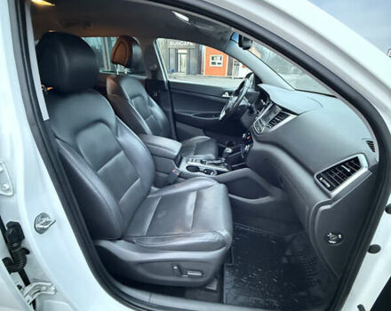 Белый Хендай Туксон, объемом двигателя 2 л и пробегом 152 тыс. км за 18500 $, фото 21 на Automoto.ua