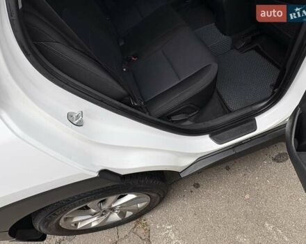 Белый Хендай Туксон, объемом двигателя 2 л и пробегом 203 тыс. км за 19000 $, фото 17 на Automoto.ua
