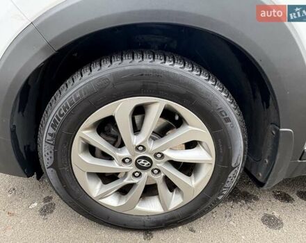 Белый Хендай Туксон, объемом двигателя 2 л и пробегом 203 тыс. км за 19000 $, фото 4 на Automoto.ua