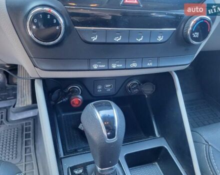 Білий Хендай Туксон, об'ємом двигуна 2 л та пробігом 185 тис. км за 13700 $, фото 3 на Automoto.ua