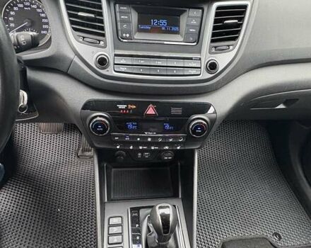 Белый Хендай Туксон, объемом двигателя 2 л и пробегом 203 тыс. км за 19000 $, фото 7 на Automoto.ua