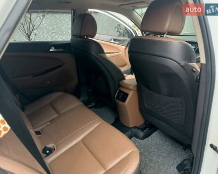 Белый Хендай Туксон, объемом двигателя 2 л и пробегом 158 тыс. км за 21000 $, фото 3 на Automoto.ua