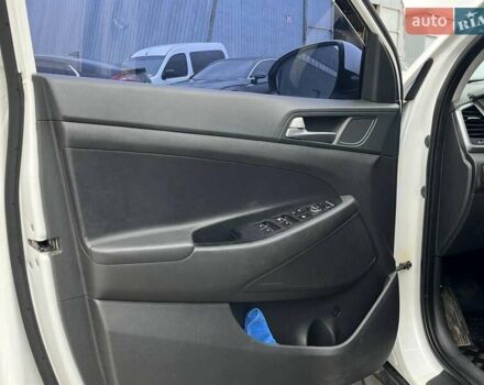 Белый Хендай Туксон, объемом двигателя 2 л и пробегом 147 тыс. км за 18740 $, фото 38 на Automoto.ua