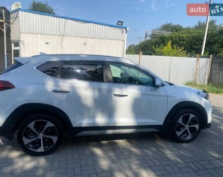 Белый Хендай Туксон, объемом двигателя 2 л и пробегом 103 тыс. км за 19200 $, фото 2 на Automoto.ua