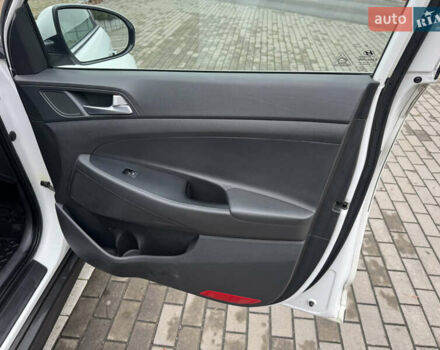 Белый Хендай Туксон, объемом двигателя 1.69 л и пробегом 178 тыс. км за 12800 $, фото 19 на Automoto.ua