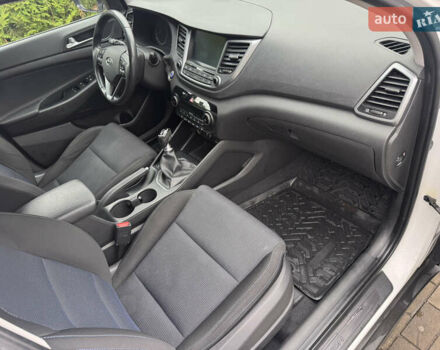 Белый Хендай Туксон, объемом двигателя 1.69 л и пробегом 178 тыс. км за 12800 $, фото 18 на Automoto.ua