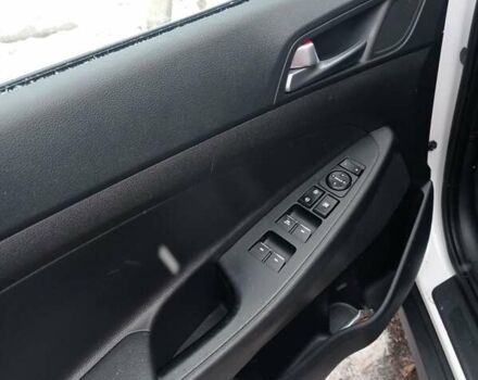 Білий Хендай Туксон, об'ємом двигуна 2 л та пробігом 115 тис. км за 16300 $, фото 13 на Automoto.ua
