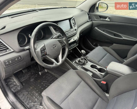 Белый Хендай Туксон, объемом двигателя 1.69 л и пробегом 178 тыс. км за 12800 $, фото 25 на Automoto.ua