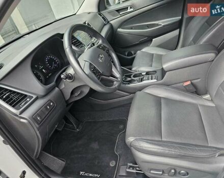 Білий Хендай Туксон, об'ємом двигуна 2 л та пробігом 80 тис. км за 20000 $, фото 6 на Automoto.ua