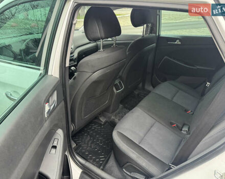 Белый Хендай Туксон, объемом двигателя 1.69 л и пробегом 178 тыс. км за 12800 $, фото 12 на Automoto.ua