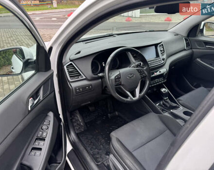 Белый Хендай Туксон, объемом двигателя 1.69 л и пробегом 178 тыс. км за 12800 $, фото 22 на Automoto.ua