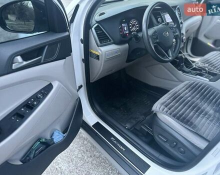 Білий Хендай Туксон, об'ємом двигуна 1.98 л та пробігом 135 тис. км за 15800 $, фото 10 на Automoto.ua