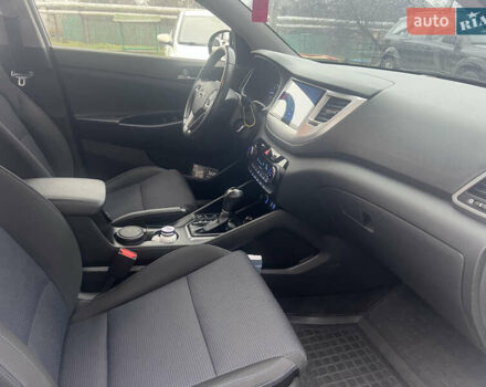 Белый Хендай Туксон, объемом двигателя 2 л и пробегом 147 тыс. км за 17500 $, фото 12 на Automoto.ua