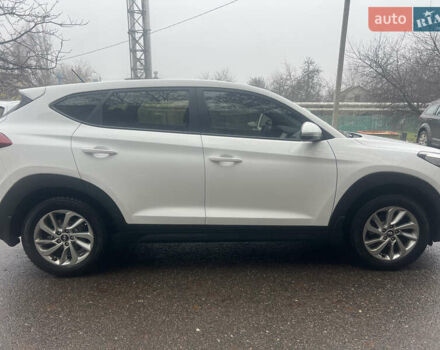 Белый Хендай Туксон, объемом двигателя 2 л и пробегом 147 тыс. км за 17500 $, фото 3 на Automoto.ua