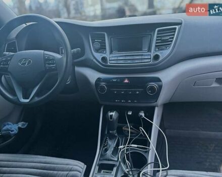 Білий Хендай Туксон, об'ємом двигуна 1.98 л та пробігом 135 тис. км за 15800 $, фото 12 на Automoto.ua