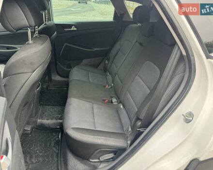 Белый Хендай Туксон, объемом двигателя 1.69 л и пробегом 178 тыс. км за 12800 $, фото 15 на Automoto.ua