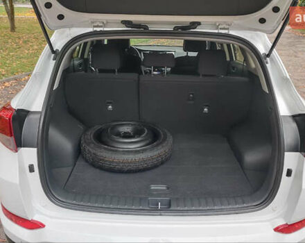 Белый Хендай Туксон, объемом двигателя 2 л и пробегом 147 тыс. км за 17500 $, фото 29 на Automoto.ua