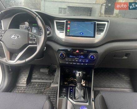 Белый Хендай Туксон, объемом двигателя 2 л и пробегом 147 тыс. км за 17500 $, фото 19 на Automoto.ua