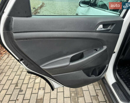 Белый Хендай Туксон, объемом двигателя 1.69 л и пробегом 178 тыс. км за 12800 $, фото 13 на Automoto.ua