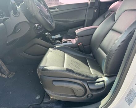 Білий Хендай Туксон, об'ємом двигуна 2 л та пробігом 82 тис. км за 15800 $, фото 16 на Automoto.ua
