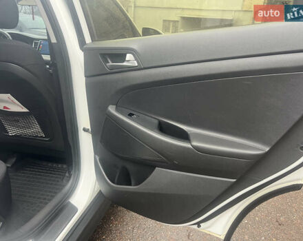 Белый Хендай Туксон, объемом двигателя 2 л и пробегом 147 тыс. км за 17500 $, фото 16 на Automoto.ua