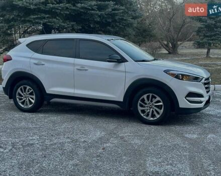 Білий Хендай Туксон, об'ємом двигуна 1.98 л та пробігом 135 тис. км за 15800 $, фото 5 на Automoto.ua