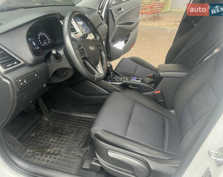 Белый Хендай Туксон, объемом двигателя 2 л и пробегом 147 тыс. км за 17500 $, фото 11 на Automoto.ua