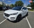 Белый Хендай Туксон, объемом двигателя 2 л и пробегом 72 тыс. км за 21500 $, фото 1 на Automoto.ua