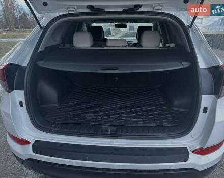 Білий Хендай Туксон, об'ємом двигуна 1.98 л та пробігом 135 тис. км за 15800 $, фото 6 на Automoto.ua