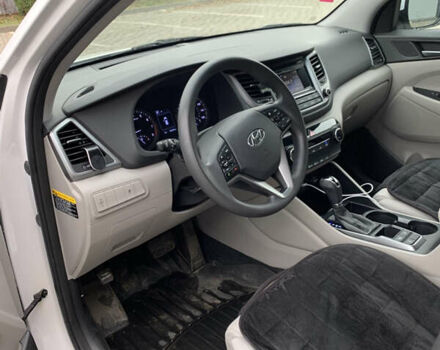 Белый Хендай Туксон, объемом двигателя 2 л и пробегом 167 тыс. км за 15800 $, фото 7 на Automoto.ua