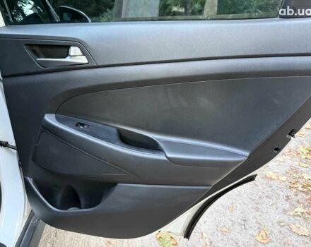 Белый Хендай Туксон, объемом двигателя 2 л и пробегом 193 тыс. км за 17890 $, фото 19 на Automoto.ua