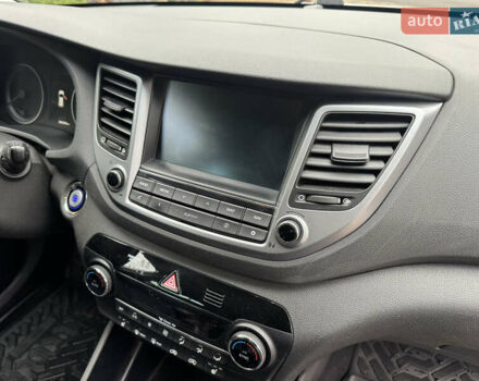 Белый Хендай Туксон, объемом двигателя 1.69 л и пробегом 178 тыс. км за 12800 $, фото 21 на Automoto.ua