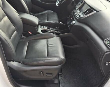 Белый Хендай Туксон, объемом двигателя 2 л и пробегом 203 тыс. км за 18700 $, фото 3 на Automoto.ua