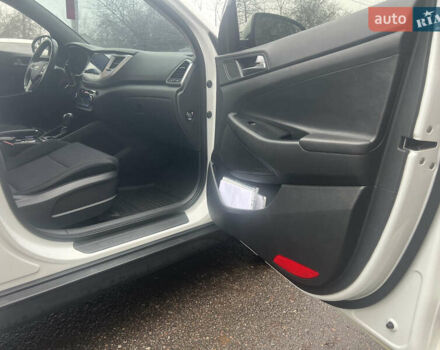 Белый Хендай Туксон, объемом двигателя 2 л и пробегом 147 тыс. км за 17500 $, фото 17 на Automoto.ua