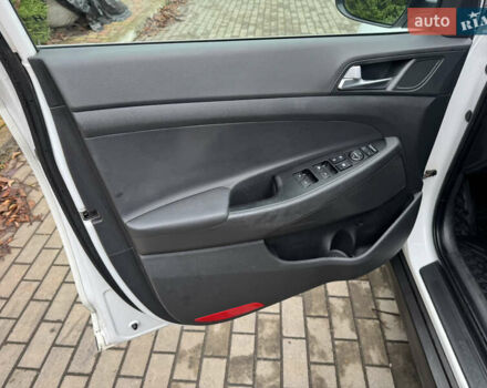 Белый Хендай Туксон, объемом двигателя 1.69 л и пробегом 178 тыс. км за 12800 $, фото 23 на Automoto.ua