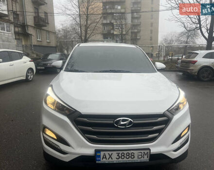 Белый Хендай Туксон, объемом двигателя 2 л и пробегом 147 тыс. км за 17500 $, фото 6 на Automoto.ua