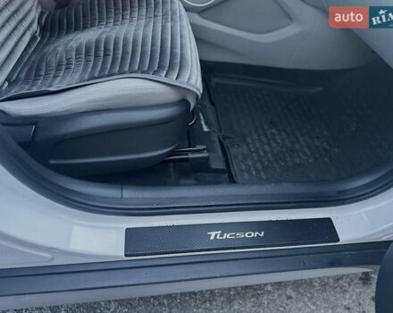 Білий Хендай Туксон, об'ємом двигуна 1.98 л та пробігом 135 тис. км за 15800 $, фото 11 на Automoto.ua