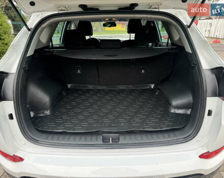 Белый Хендай Туксон, объемом двигателя 1.69 л и пробегом 178 тыс. км за 12800 $, фото 16 на Automoto.ua