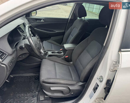 Белый Хендай Туксон, объемом двигателя 1.69 л и пробегом 178 тыс. км за 12800 $, фото 24 на Automoto.ua