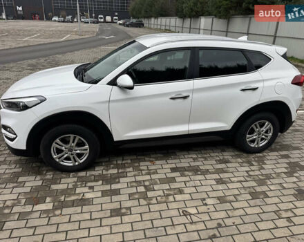 Белый Хендай Туксон, объемом двигателя 1.69 л и пробегом 178 тыс. км за 12800 $, фото 7 на Automoto.ua