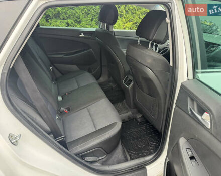 Белый Хендай Туксон, объемом двигателя 1.69 л и пробегом 178 тыс. км за 12800 $, фото 17 на Automoto.ua