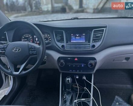 Білий Хендай Туксон, об'ємом двигуна 1.98 л та пробігом 135 тис. км за 15800 $, фото 15 на Automoto.ua