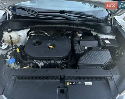 Білий Хендай Туксон, об'ємом двигуна 1.98 л та пробігом 135 тис. км за 15800 $, фото 9 на Automoto.ua