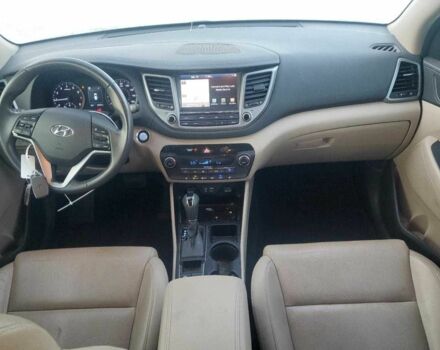 Белый Хендай Туксон, объемом двигателя 2 л и пробегом 129 тыс. км за 10800 $, фото 7 на Automoto.ua