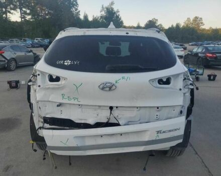 Белый Хендай Туксон, объемом двигателя 2 л и пробегом 129 тыс. км за 10800 $, фото 5 на Automoto.ua